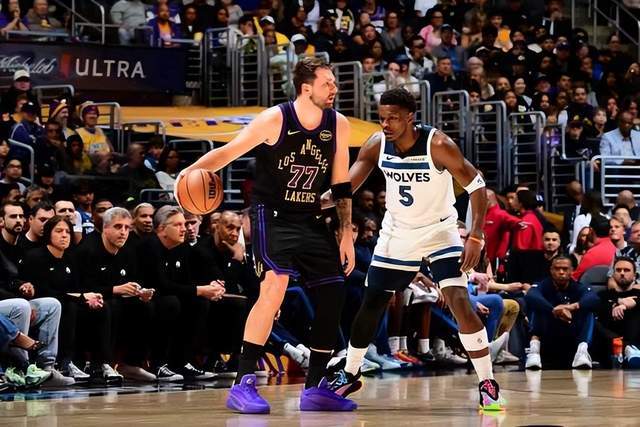 8868-詹姆斯缺阵激活东契奇里夫斯艾顿，湖人三杀森林狼，华子15中2