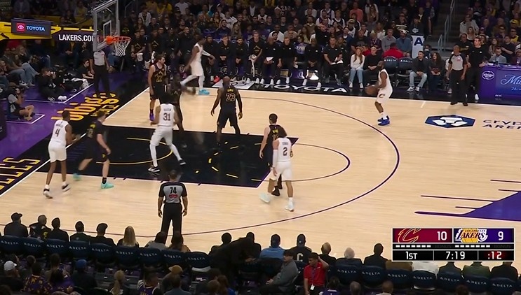 8868体育网页版-外线不设防？哈登侧翼接球 大空位三分调整后稳稳命中